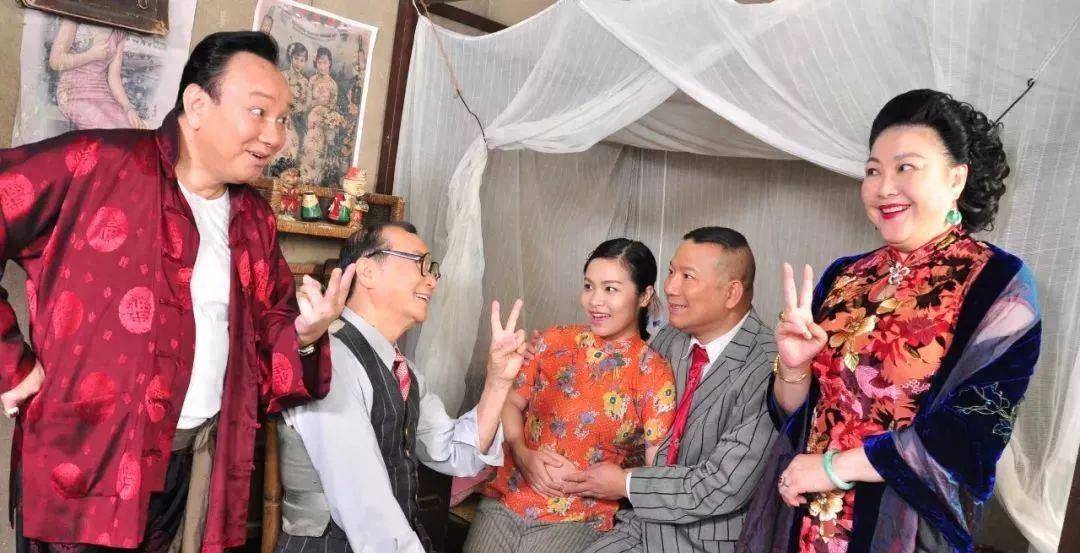 62岁的广州演员黄伟香,戏里嫁给太子炳,现实中的丈夫却另有其人