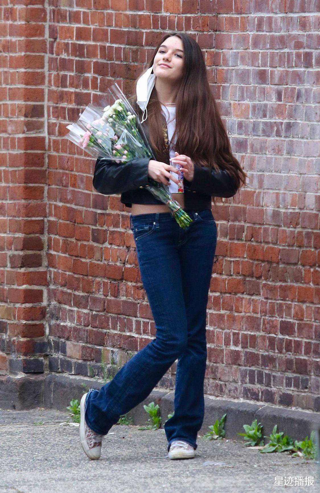 苏瑞·克鲁斯15岁了穿露脐装上街好活力阿汤哥女儿身材绝了