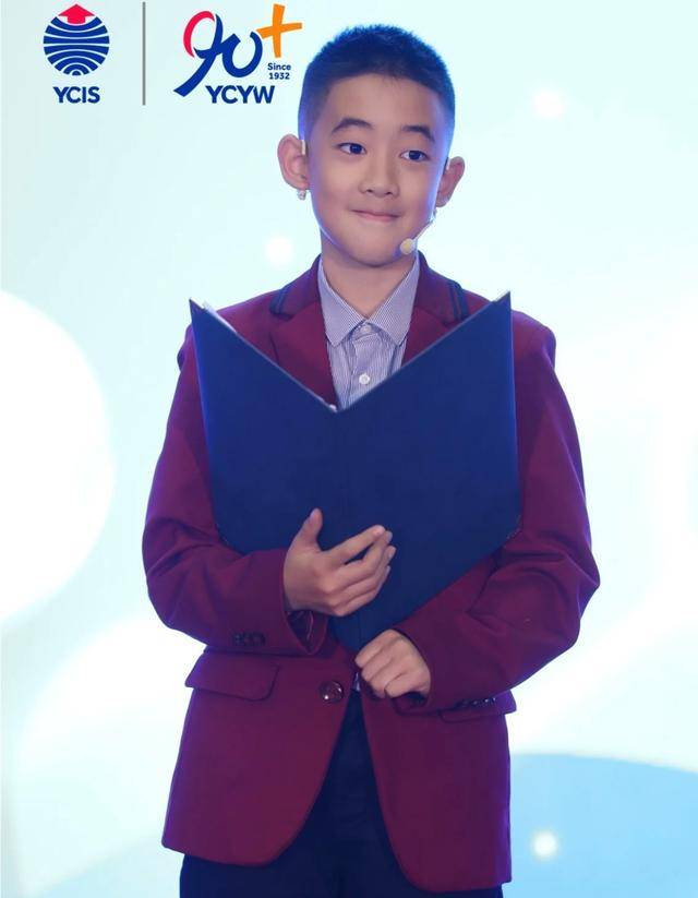 陈小春应采儿参加儿子学校活动,jasper当主持人,表现落落大方_网友