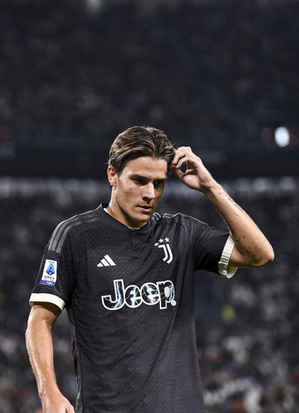 训练结束后,布冯和弗拉多维奇陪同两名球员前往会议室接受警方调查.