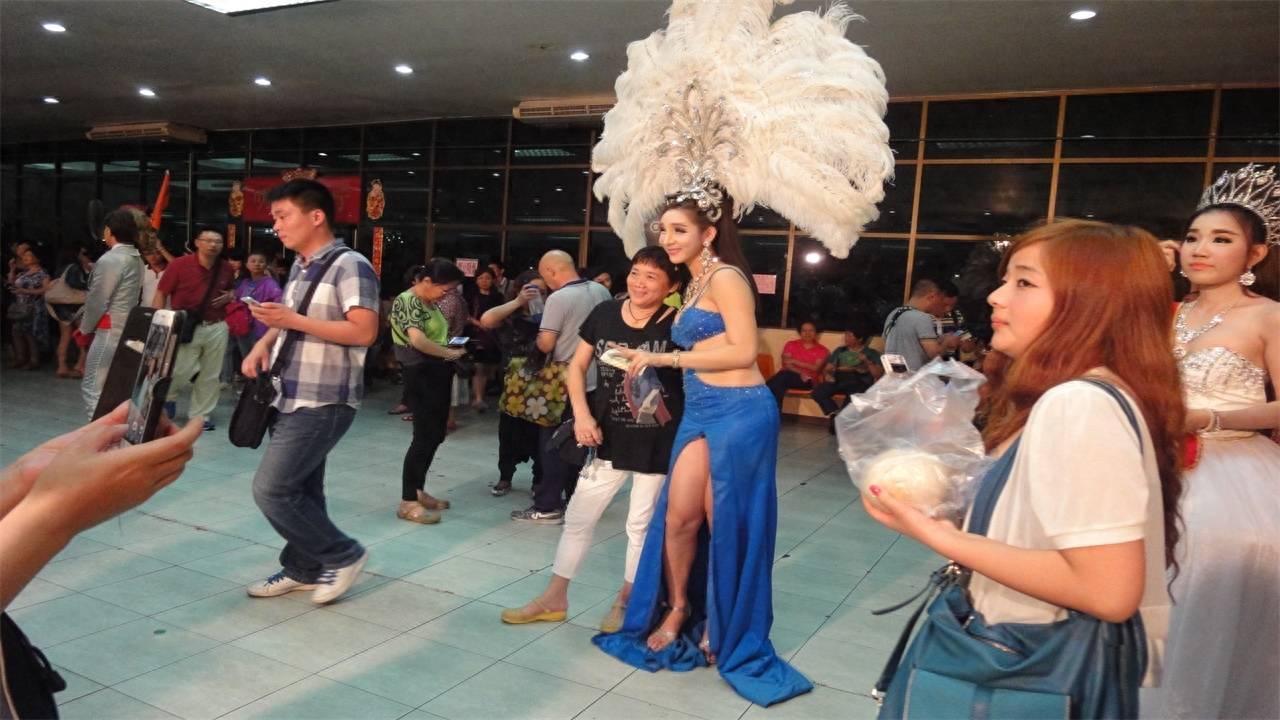 导游服务来赚钱生活,而且由于身体的"扭曲"生长,也会让人妖的寿命很短