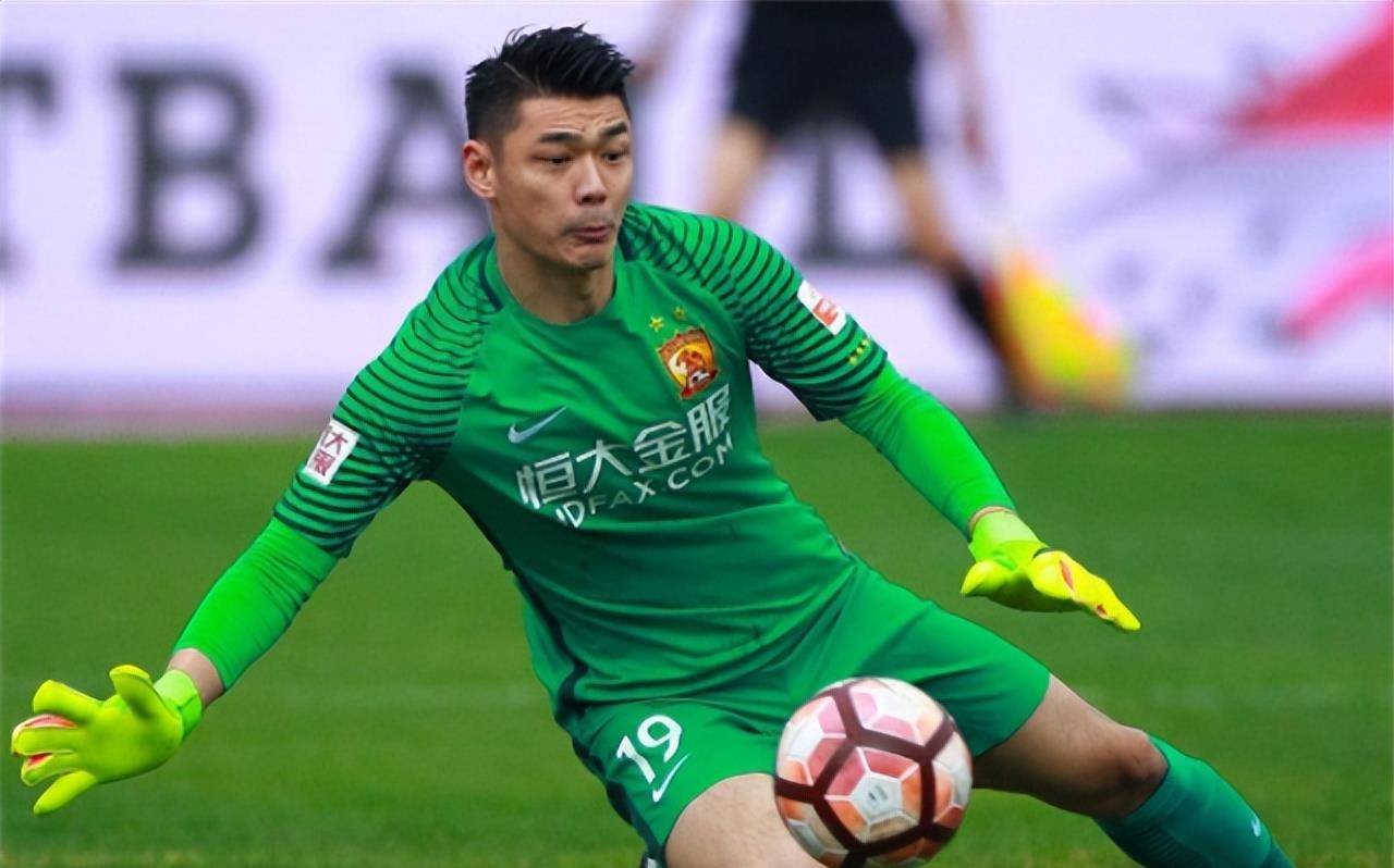 和国家队的队友邓卓翔,蒿俊闵,荣昊,谢志宇担任伴郎,杨智,汪嵩,杨昊