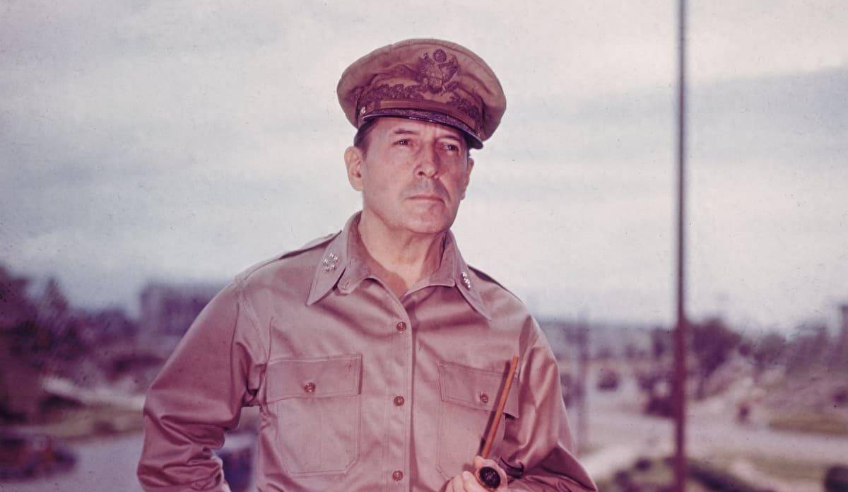 最后,我们来认识一下我国令人尊敬的军事统帅彭德怀.