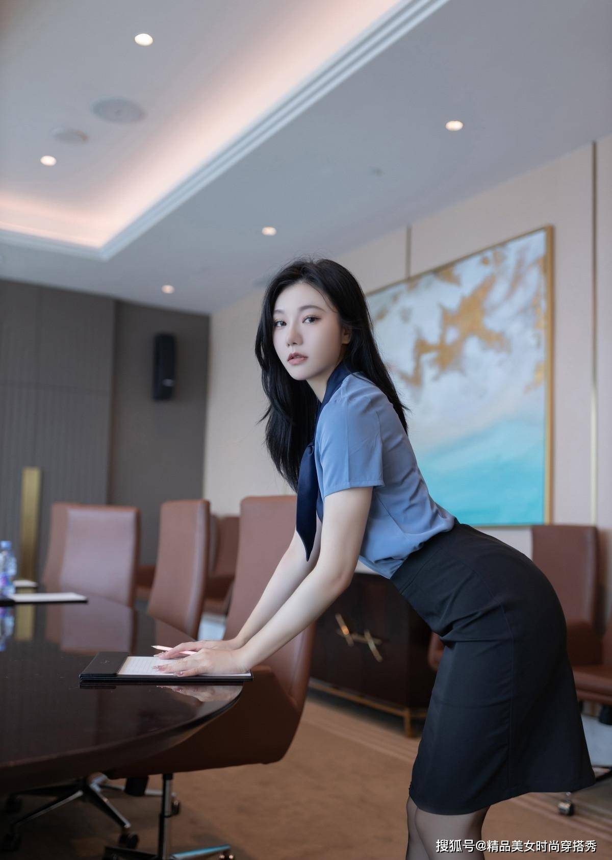 美女穿雾霾蓝衬衫搭配藏青色西装短裙,时尚利落还不失知性