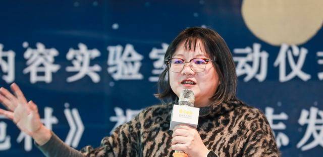 秉着希望女儿继承事业的想法,在洪晃12岁的时候,章含之将她送到了美国