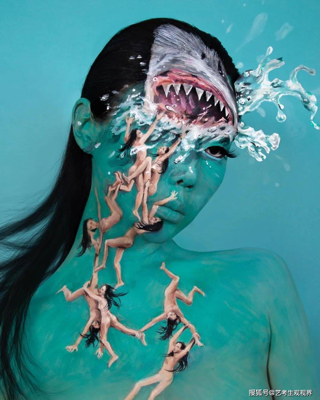 她脱光衣服,一丝不挂的在身体上画画,作品让人害怕又惊艳.