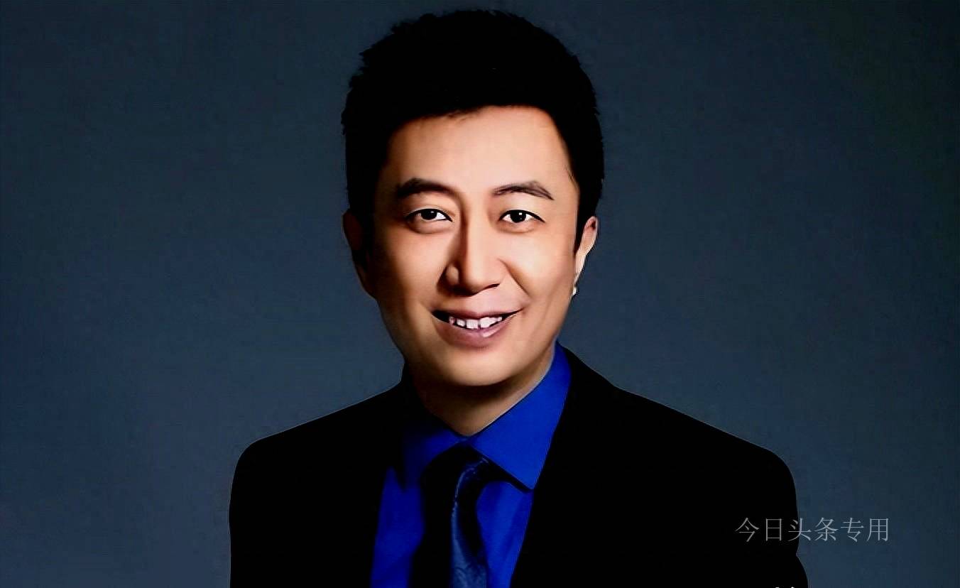 央视主持人陈伟鸿:娶美女同学生一儿一女,如今55岁生活很幸福_社会