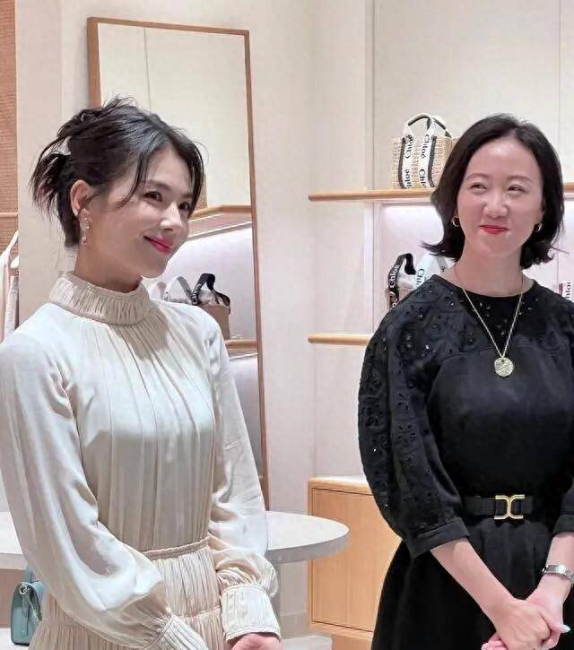 刘涛的脸太抗衰老了,从他的照片中你无法看出他的真实年龄,很"淑女"