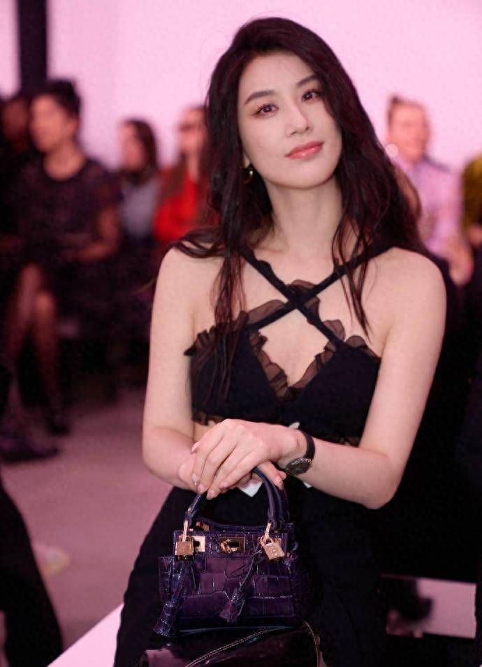 黄圣依与刘亦菲身着黑色亮相时装周,气质截然不同,淑女与少女_风格