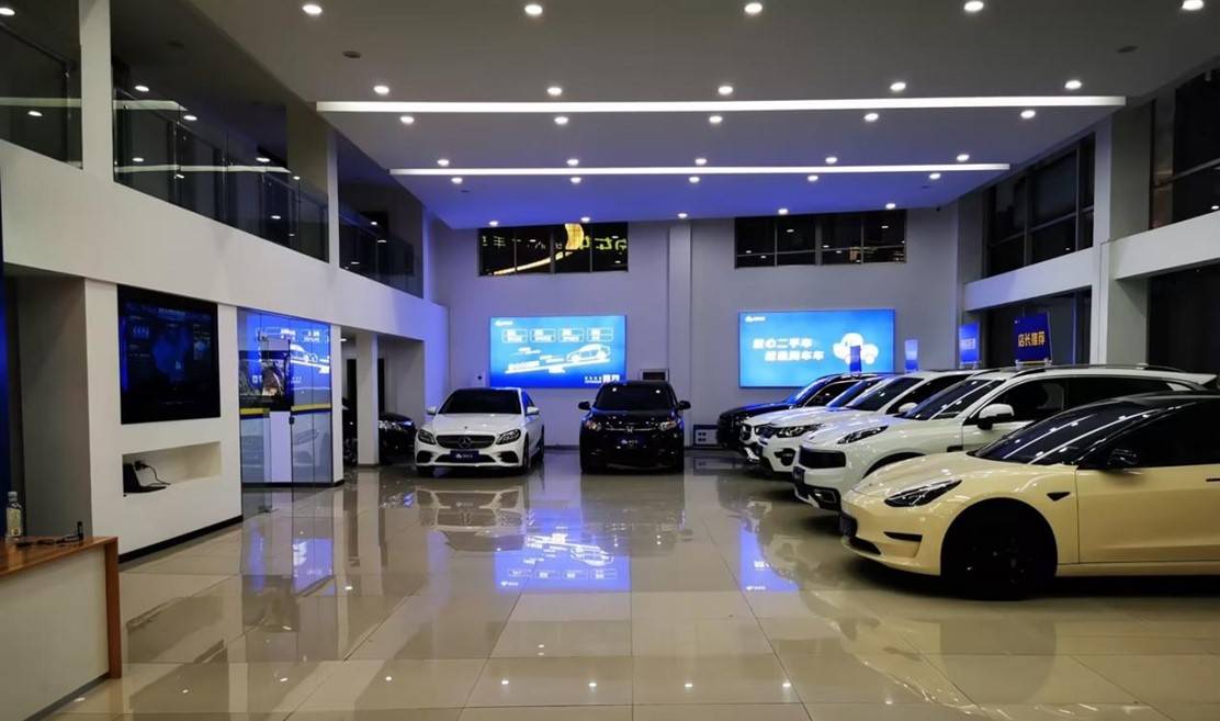 毗邻当地最大的二手车市场,门店内外展厅可陈列50余辆汽车;同期开业的