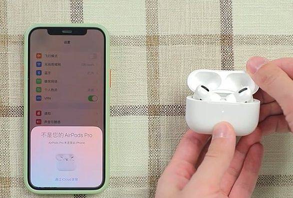 直到状态指示灯呈白色闪烁,然后在该设备上搜索并连接airpods pro即可