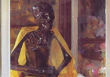 我国首尊比丘尼肉身,圆寂坐缸三年,皮肤仍有弹性,一生