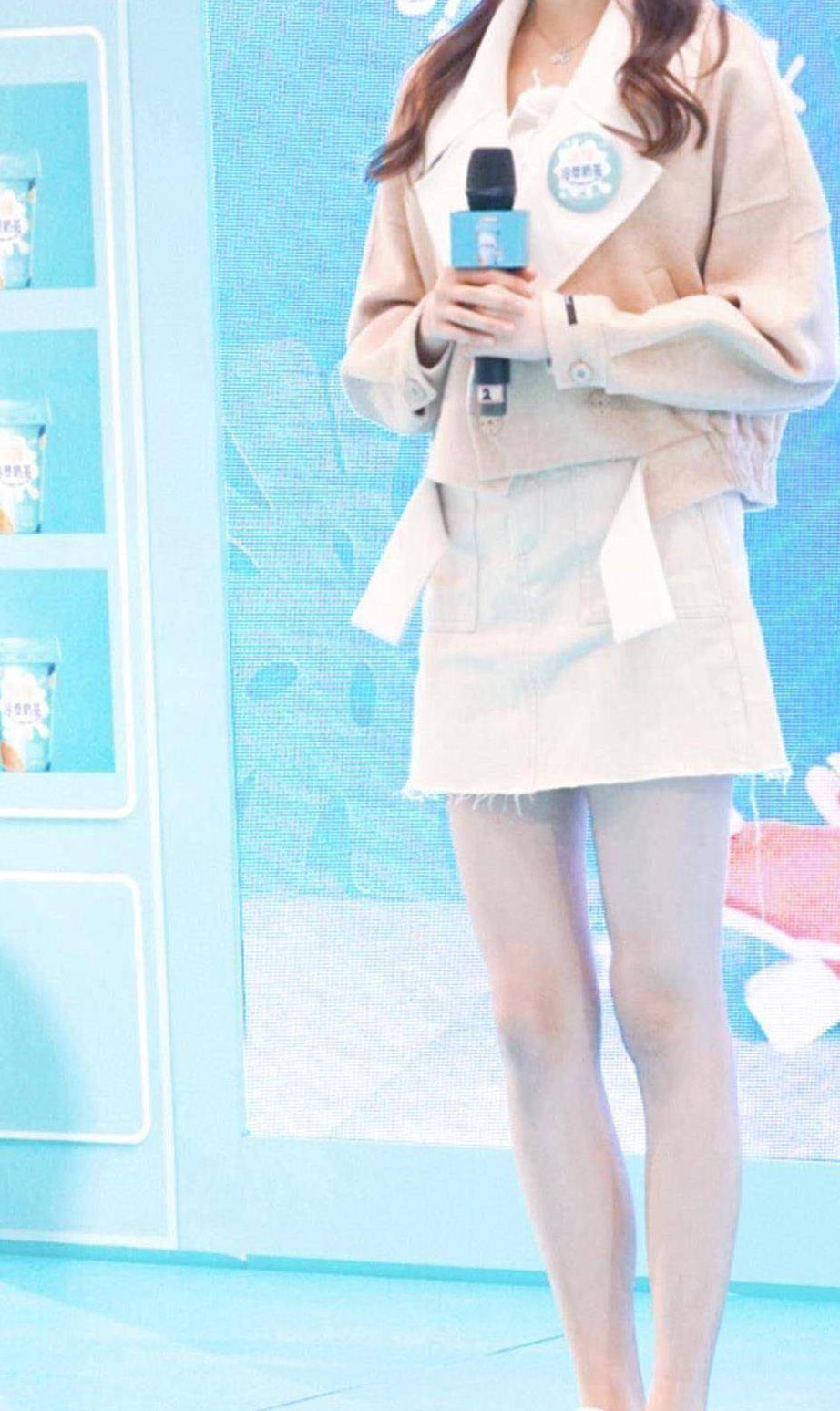 关晓彤终于穿对了,雾霾蓝礼服裙银色吊带,少女感带点小成熟_造型_身高