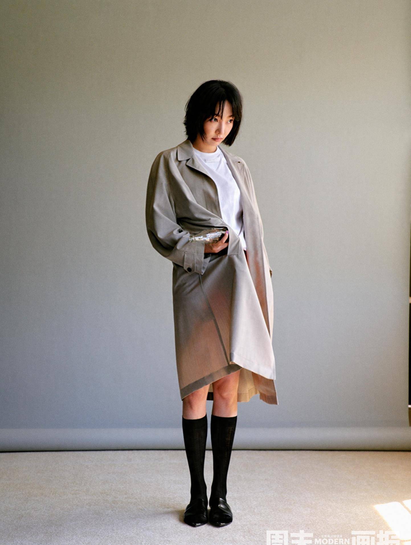 白百何身穿热裤登上《周末画报》封面,秀出美腿, 39岁女孩看起来很