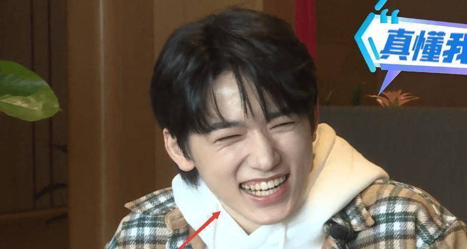 宋亚轩和吴彤吃饭,镜头放大十倍后,牙齿的颜色让女粉丝不知所措_王牌