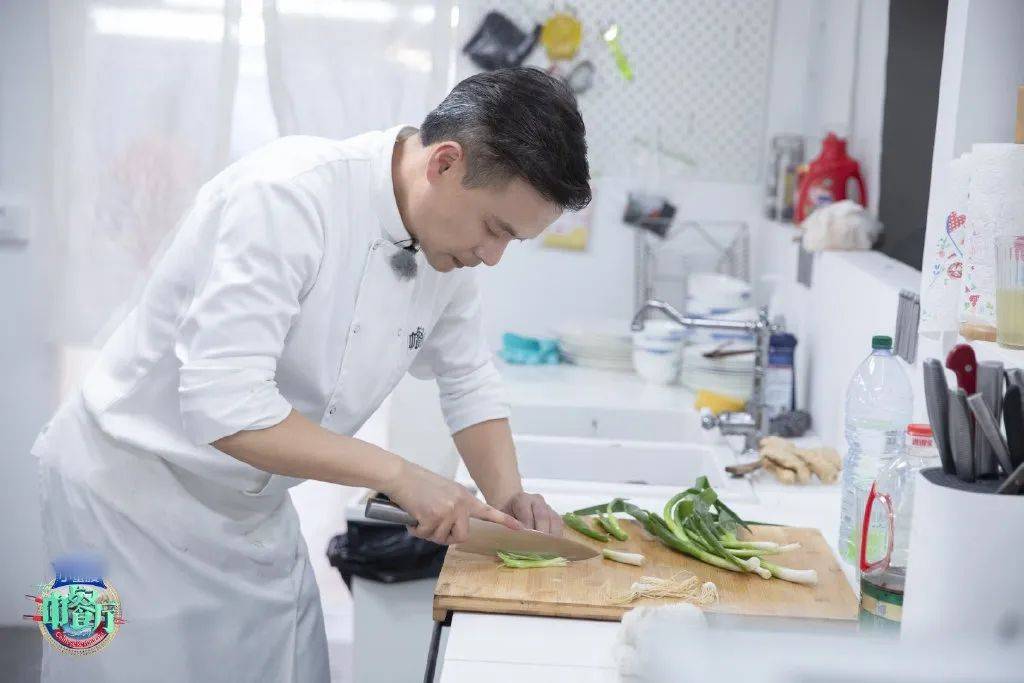 央视新剧集两大"油王":杨烁口音让人出戏,张翰演厨师不忘耍帅_台词