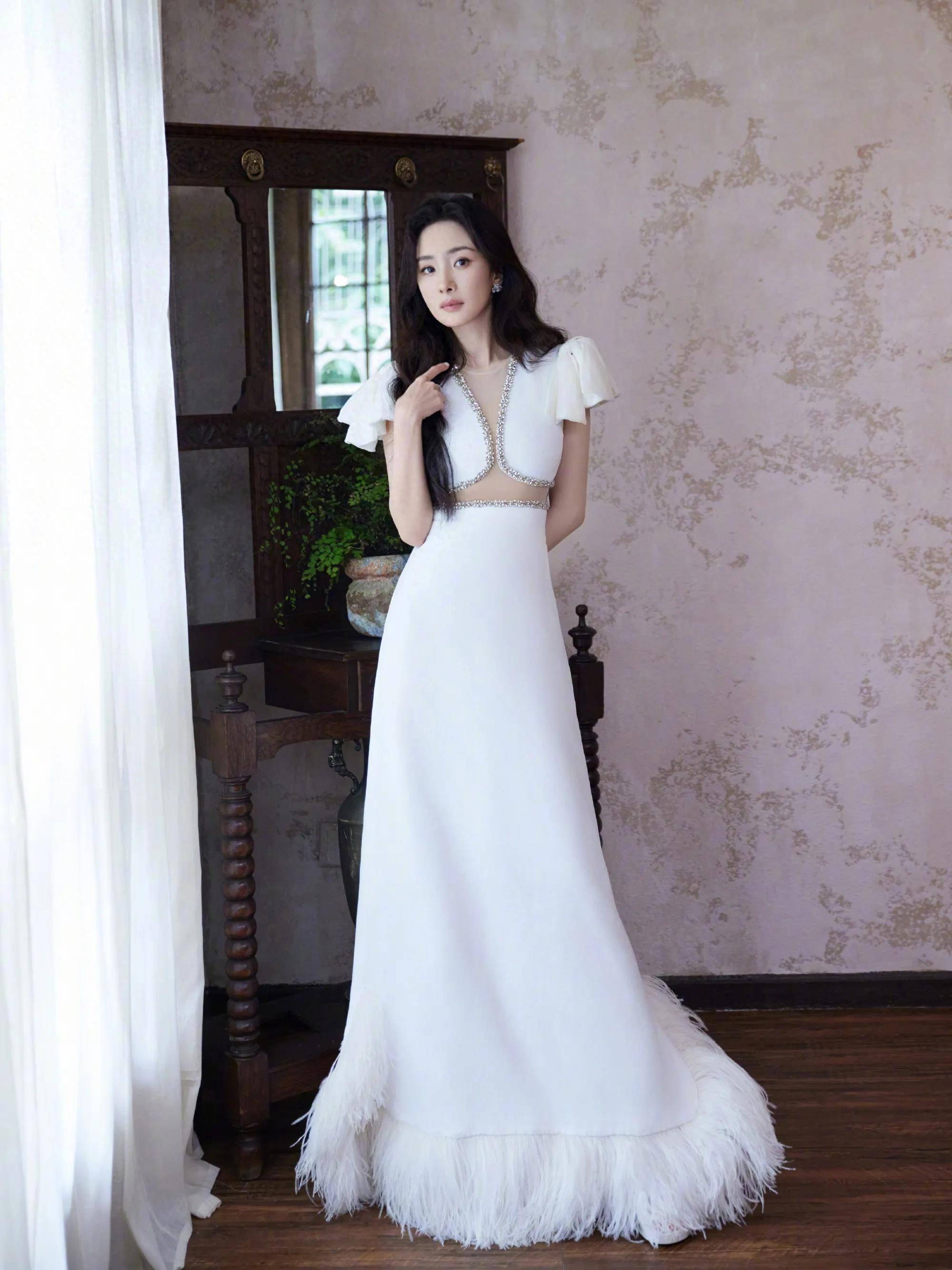 杨幂碎钻露腰羽毛白裙造型 清冷静谧 优雅矜贵_人气_网络_图片