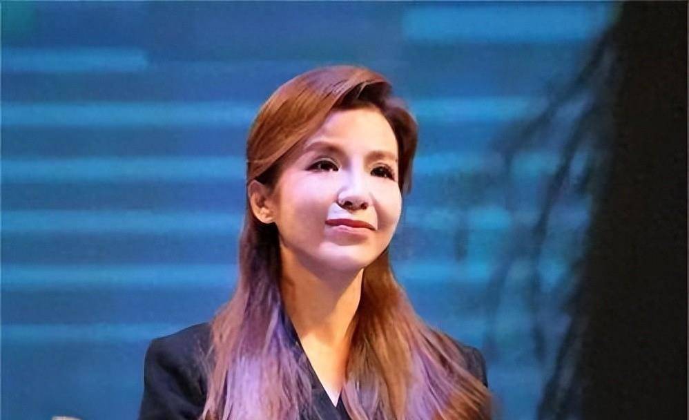 央视一姐朱迅两度患癌症太艰辛,挚爱男人离世,却让她抱憾终身?