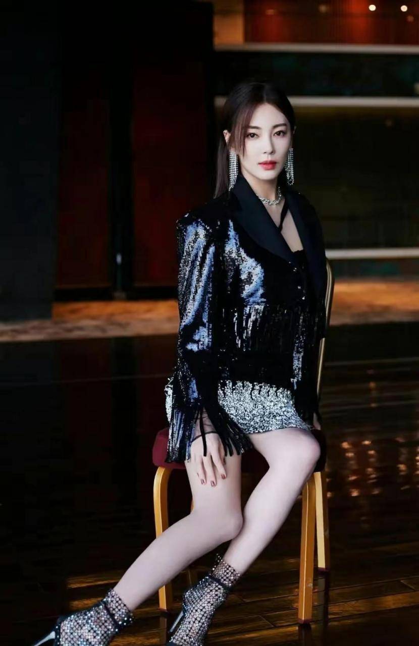 张雨绮身材让人惊叹 不仅饱满有料 而且线条流畅 让人心动不已!