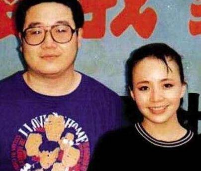 1985年,英达去国外学习戏剧,当时和他一起去的还有第一任妻子,但是到