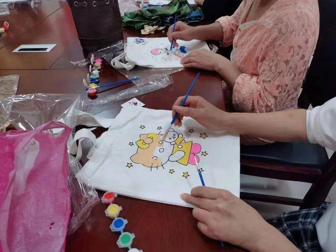 "心随手动,巧手生活"妇女兴趣小组活动第一节——创意彩绘帆布包主题