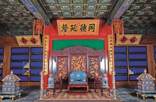 图:多福轩正殿殿内正中悬挂的"同德延禧"匾额.