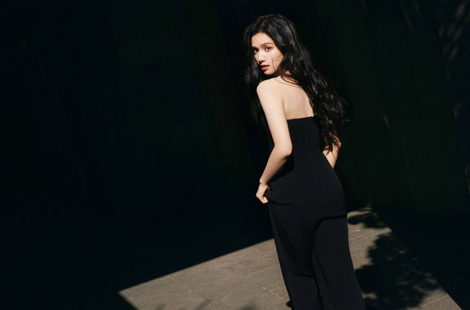 张婧仪身着抹胸连体裤气场全开 秀香肩御姐范十足_观众_魅力_气质