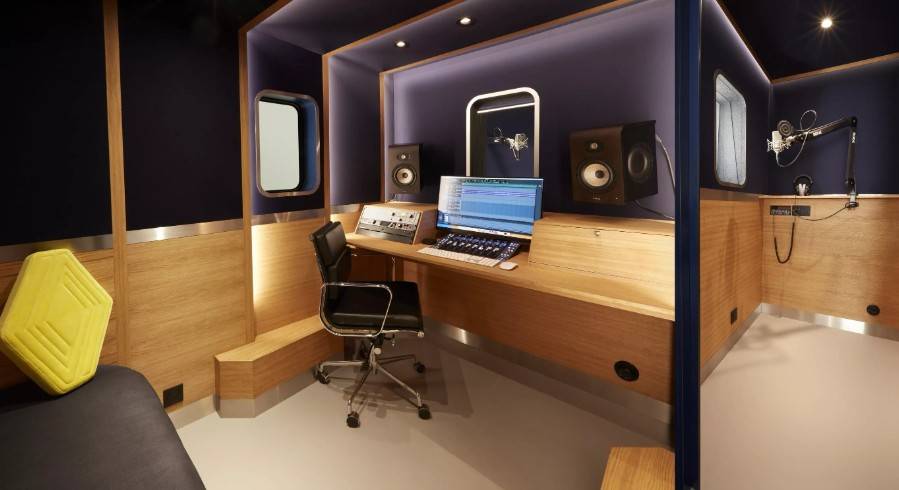 集成有演播室显示器,电脑和控制台,后方还有一张沙发和菱格logo的黄色