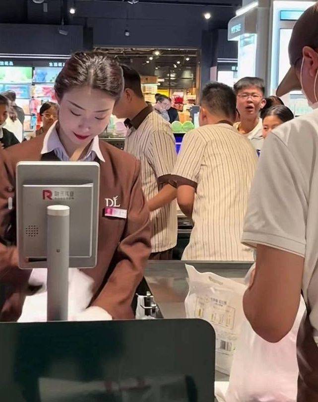 胖东来收银员李娜回应网友:因酷似倪妮被网友戏称倪妮河南分妮_工作