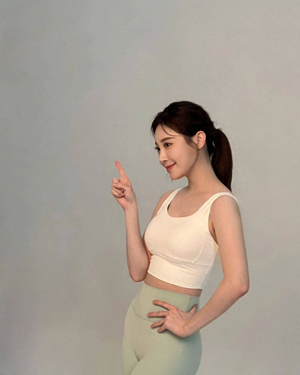 在自己的社交账号上发布了多张近况照片,在公开的照片中,金亚荣似乎