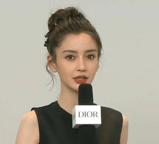 杨颖亮相活动,头小,脸小比例优越,笑起来依然是"饺子下巴"_工作_方面