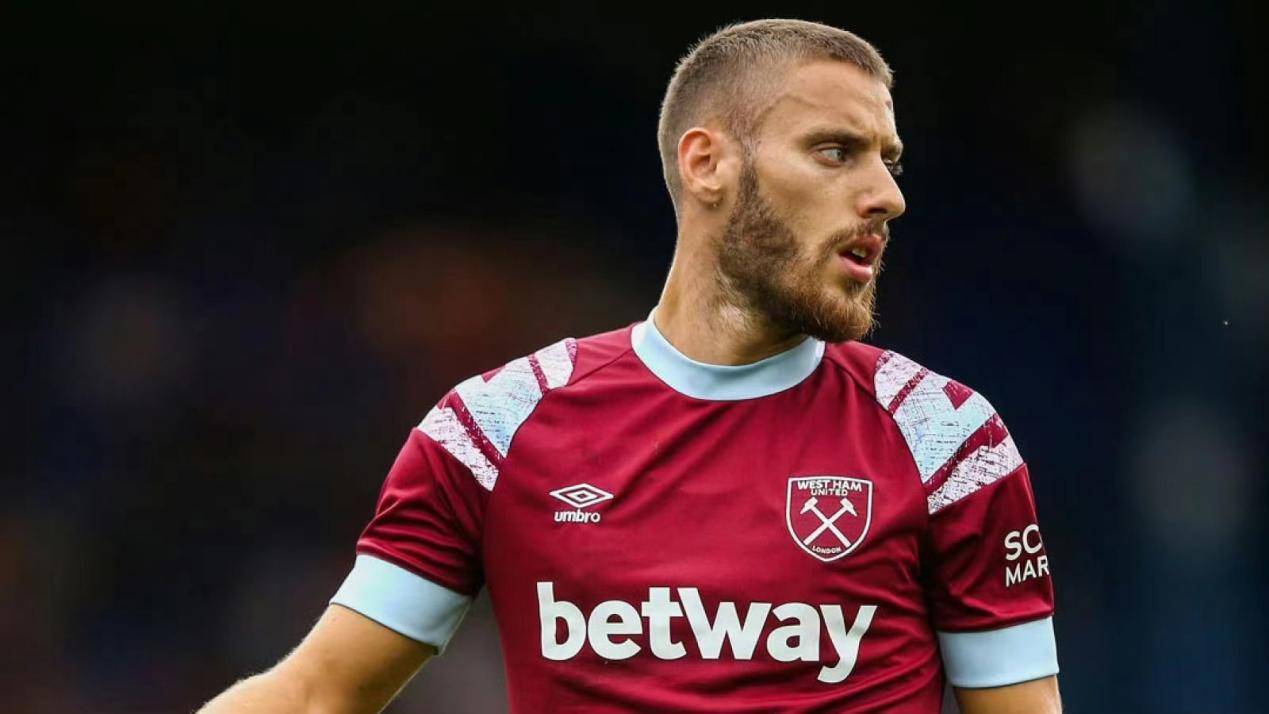 都灵弗拉西奇赛后忽然晕倒!_比赛_球场上_进行