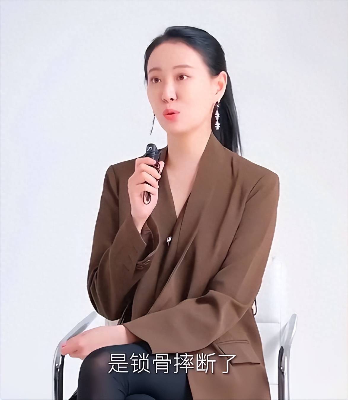 据悉这位女演员名叫王乐君曾与胡歌一起合作过《伪装者》两个人