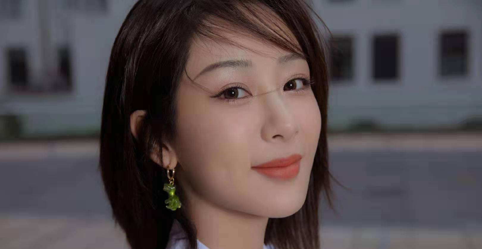 杨紫参加活动脸部未消肿,生图再次撞脸杜华,真的不是亲姐妹?