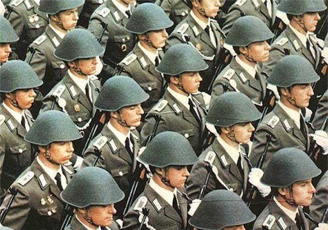 有些资料估计,东德人均gdp仅为西德的1/4,职工收入为西德的1/3,劳动