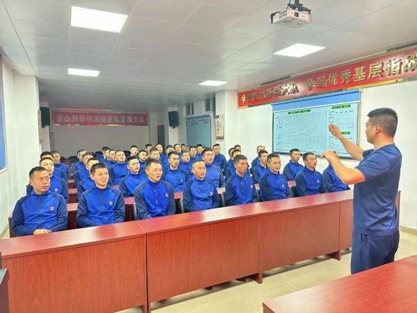 部队唱歌指挥手势教学图片
