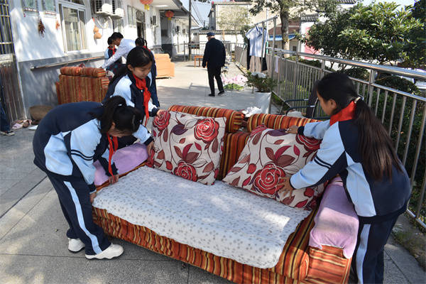 盱眙县桂五镇中心小学举行"继承红色基因 敬老爱老度重阳"活动