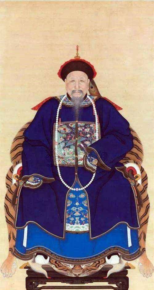 当乾隆继承大统,富察福晋晋升为皇后,父亲李荣保自然按惯例被追封为一