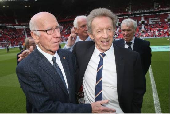 曼联偶像丹尼斯·劳向前队友博比·查尔顿爵士致敬_球员_鲍比_前锋