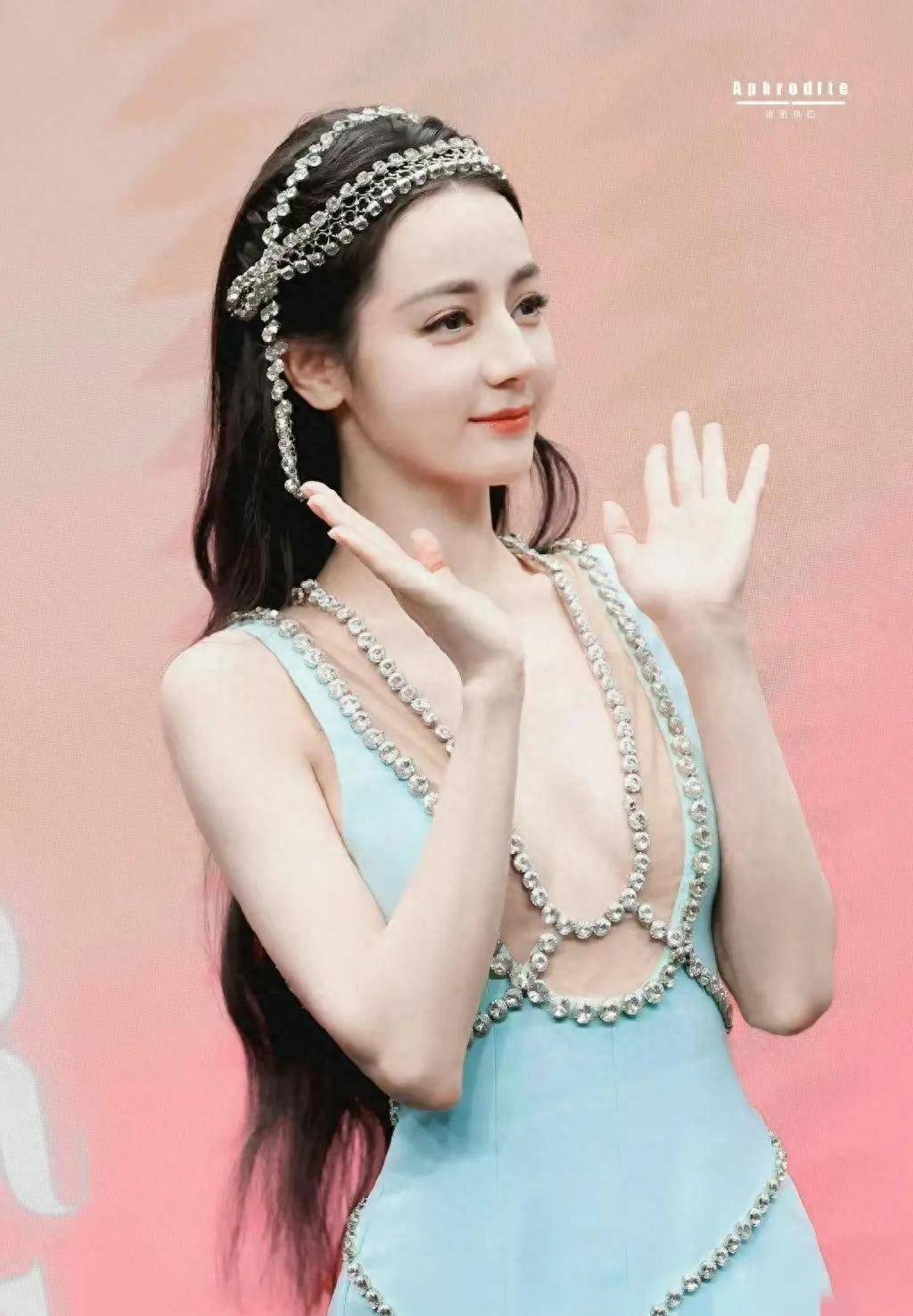 迪丽热巴人鱼裙造型再度亮相 火辣身材惊艳全场 网友:太敢太会穿了