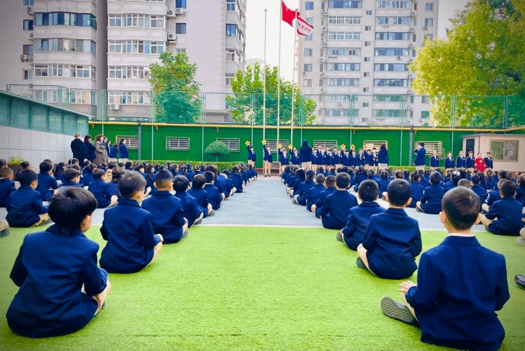 天津河西华星学校小学部开展尊重师长主题升旗仪式