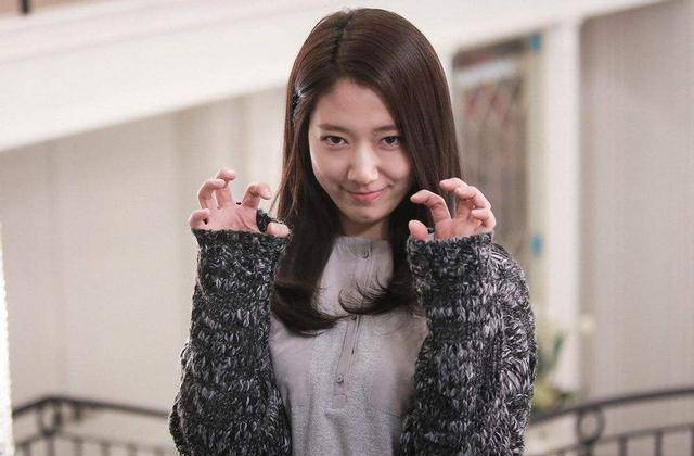 剧中她剪了一个帅气利落的短发,出演了一个女扮男装的角色,穿上女装的