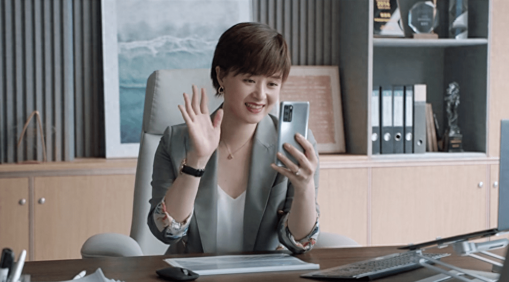 是不是觉得蒋欣饰演的董思佳的母亲有些眼熟?