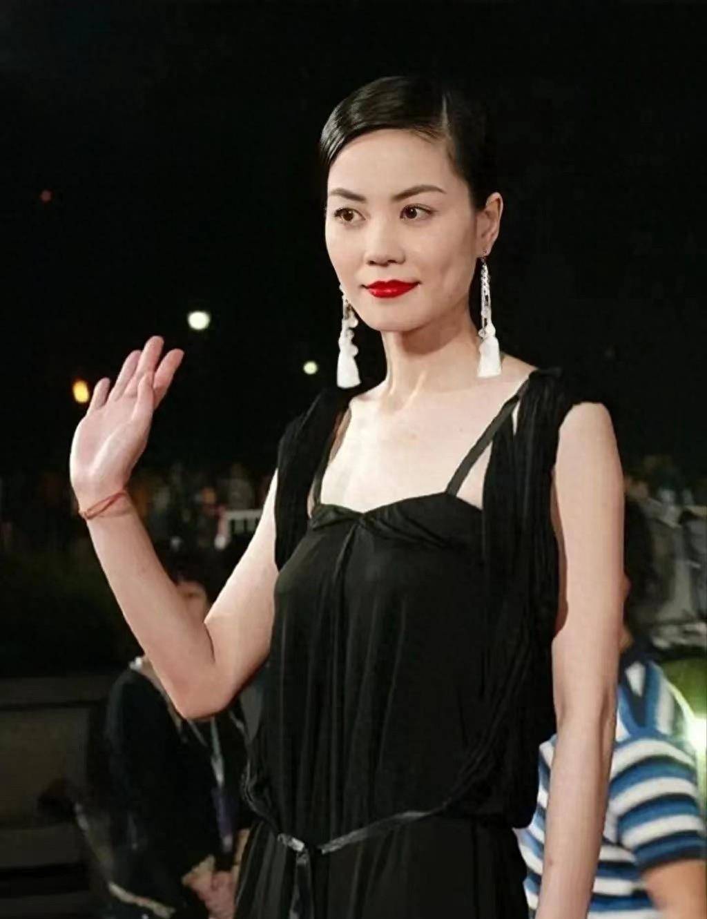 王菲不愧是"女神气质",不仅穿小黑裙美得惊人,还秀出好身材_风格_黑色