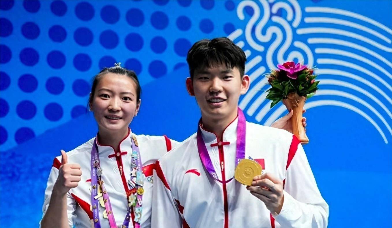 黄雅琼与男友大方秀恩爱,镜头前比心,队友:辰哥不大聪明的样子_刘雨辰