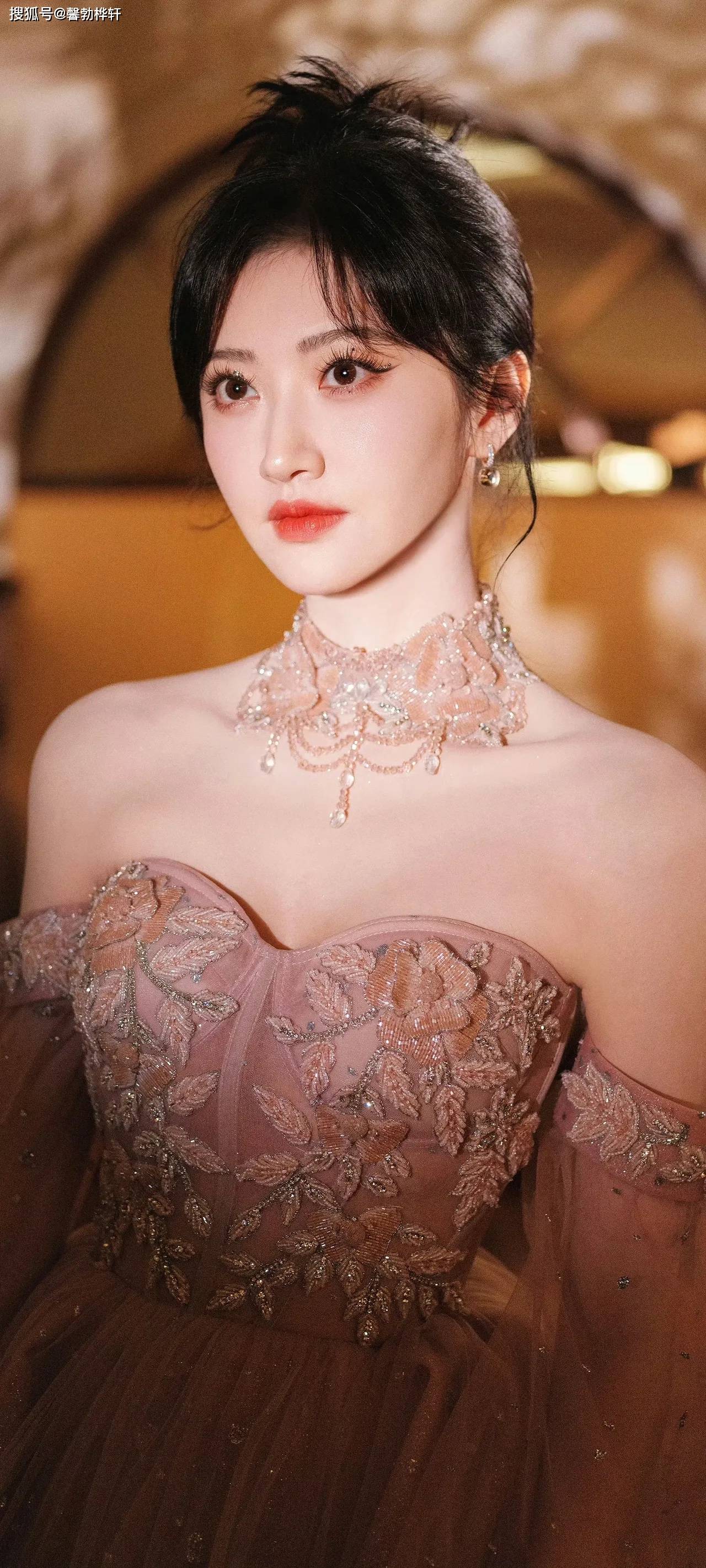 景甜穿着淡粉闪钻纱裙闪亮登场,将助阵2023大湾区音乐汇!