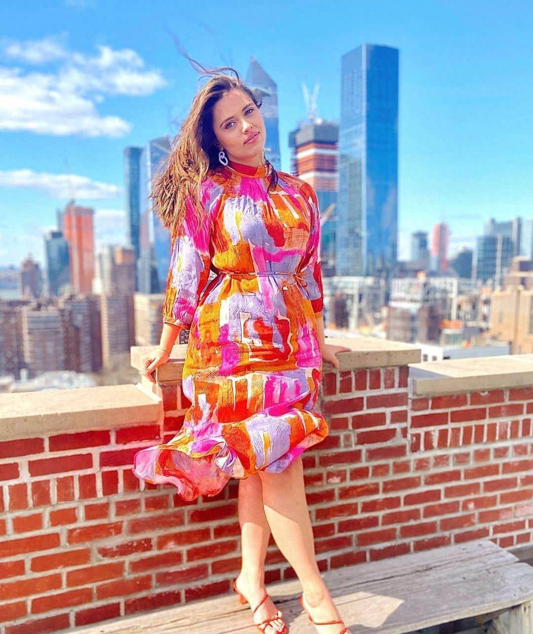 她是一位身材高大的大码模特,拥有迷人的棕色头发和绿色眼睛_wren