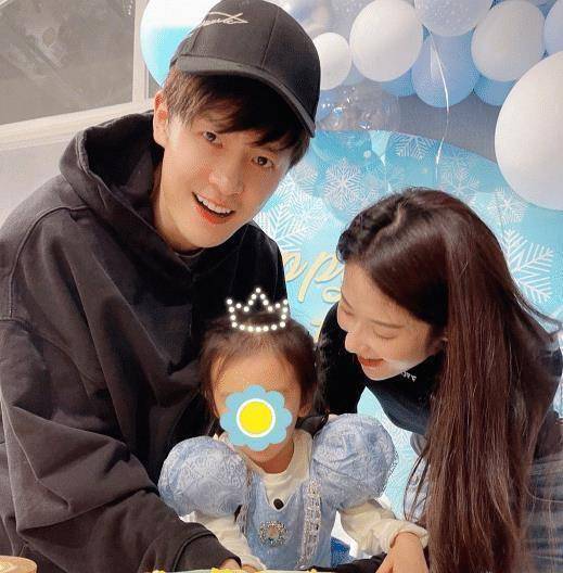 付辛博一家为女儿庆生,3岁小月亮身高猛蹿,90斤颖儿抱不动她_孩子