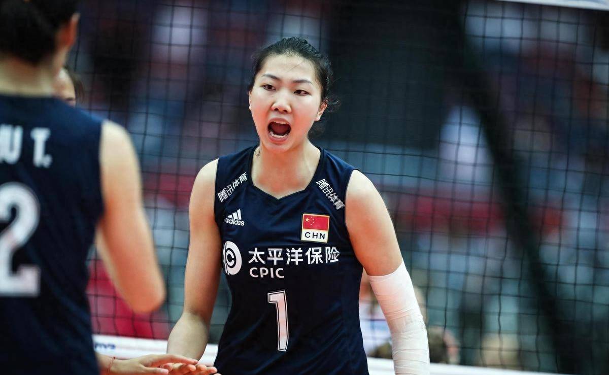 体育袁心玥晒毕业照,左侧第2位老师好美,端庄大气 气质优雅出众_比赛