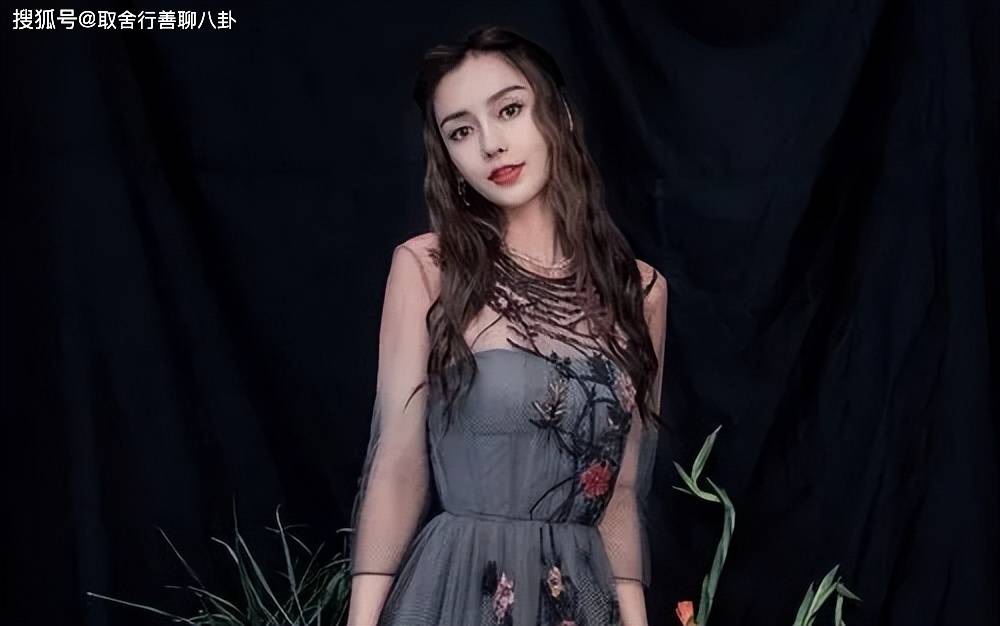 angelababy风波后首次露面,绽放甜美笑容状态极佳,嘟嘴卖萌迷人_照片